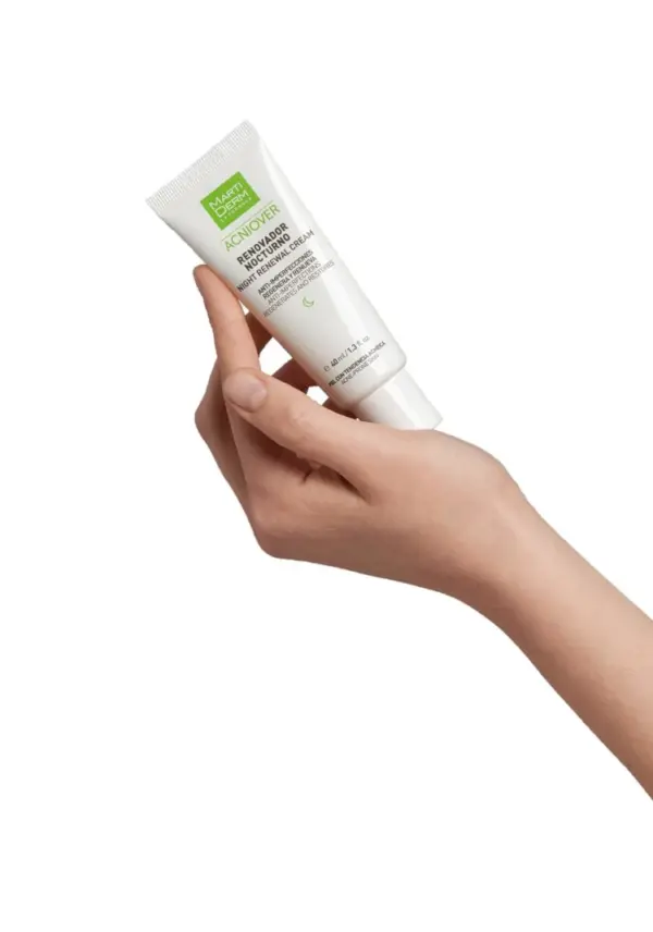 Aplicación Martiderm Acniover Night Renewal Cream